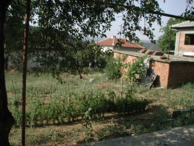 продавам къща с двор
