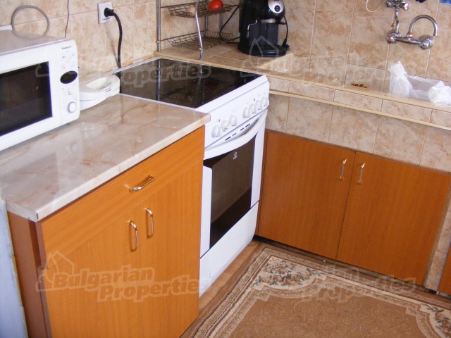 продавам самостоятелен етаж в триетажна кооперация и съставните му-като на етажа е 120квм , гараж, стая на първи партерен етаж, тавани, мазе и 1/3 двор-жилището се намира до кауфланд и е в отличен вид-