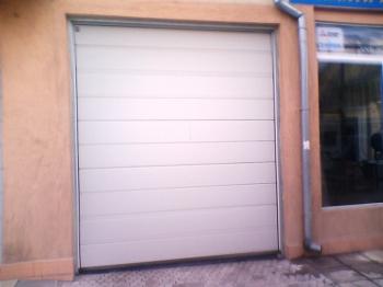 Давам под наем гараж-работилница-ателие-склад 23 кв.м. със солидна врата на комуникативно място за 90 евро тел.0878244683,