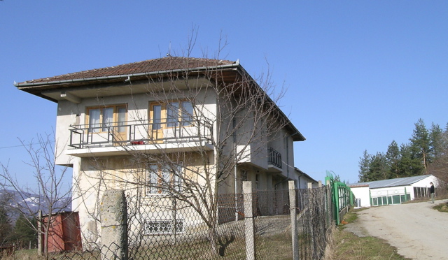 Продавам голям бизнес имот в град Априлци,на 150 км от София