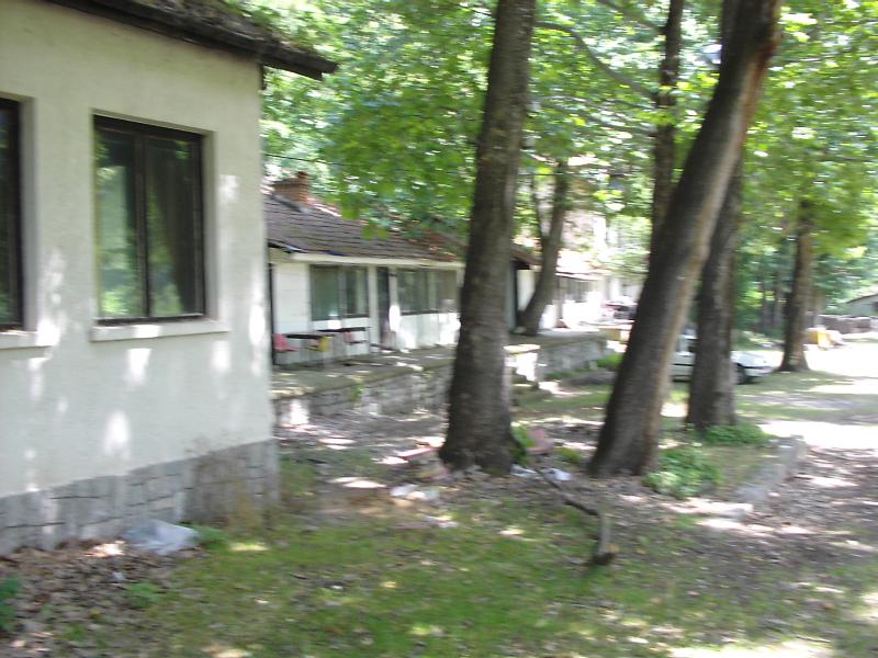 БАЧКОВО , имот с уникално местоположение , 5 500 кв. м. с одобрен ПУП за строеж на комплекс за отдих , хотел, ресторант, къщи , с всички комуникации. Равно място с невероятен изглед към Бачковския манастир . РЗП 11 000 кв. м. Цена 315000 лева ...0885655293