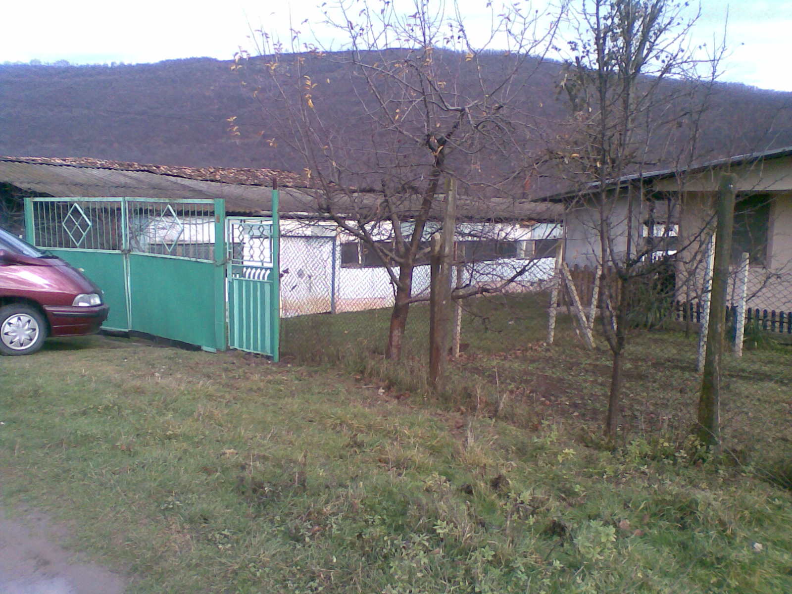 ПРОДАВАМ ДВОРНО МЯСТО И ВИЛА В СЕЛО СЛИВОВИЦА