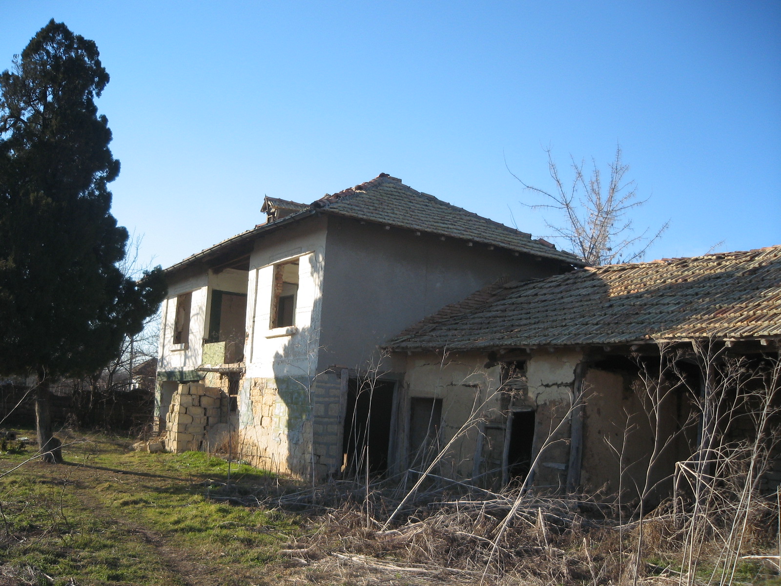 Двуетажна къща с дворно място 9 дка. с.Пет Могили община Никола Козлево област Шумен