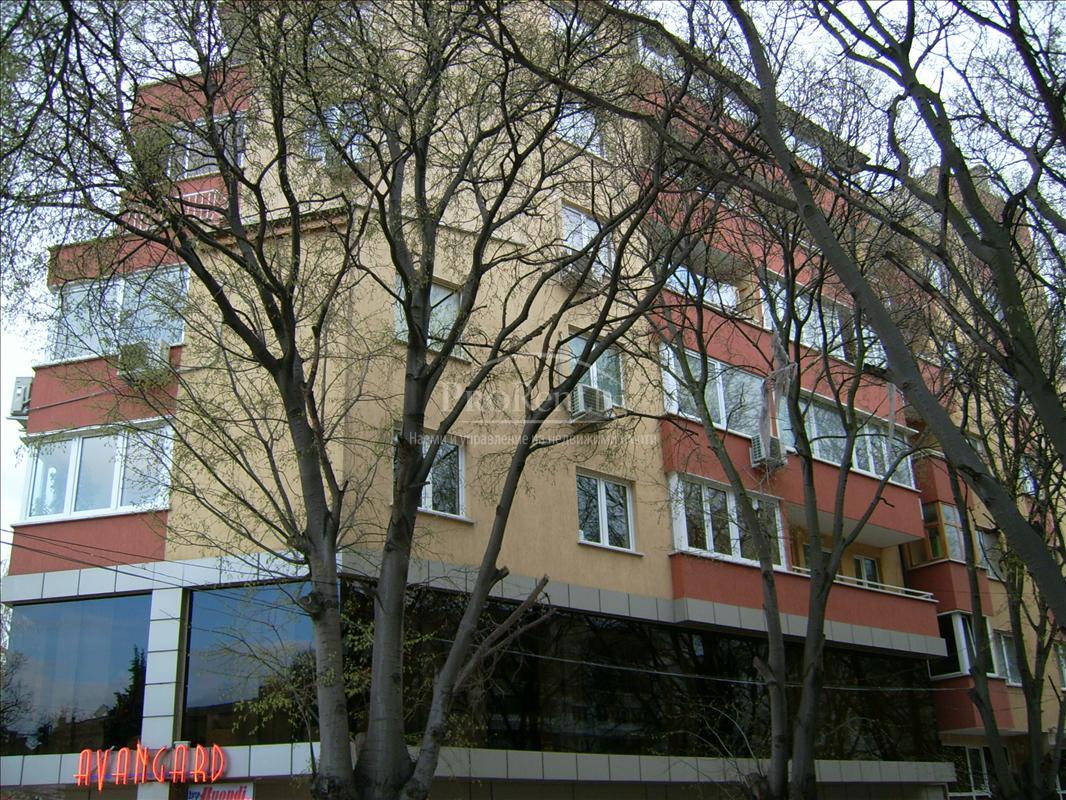 предлага двустаен апартамент под наем, разположен в района на ЛК Тракия