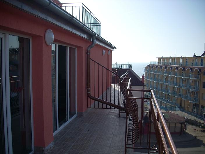 апартаменти  в комплекса „Островът на съкровището” на 50 м от плажа между Равда и Несебър