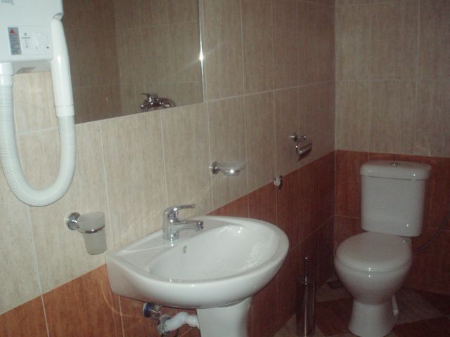 Хотел с гореща минерална вода за продан в с.Чифлик до гр.Троян