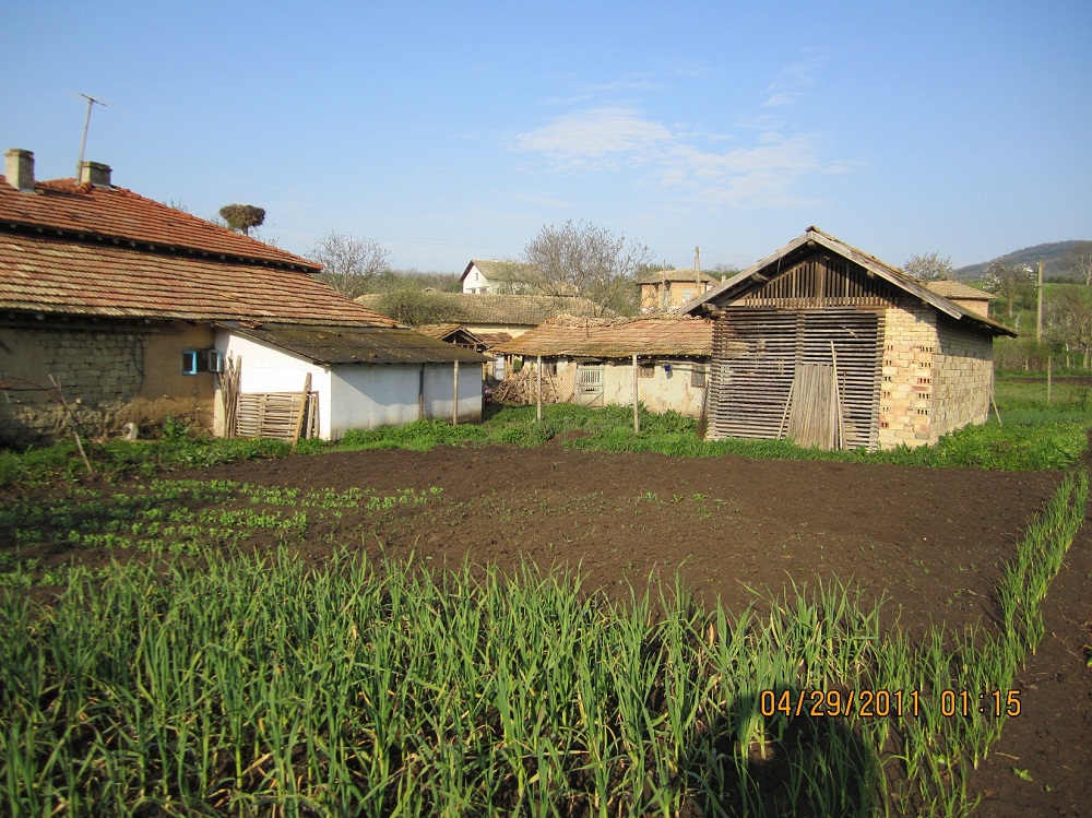 Key Features:
.The property is located in center of the village
.Accessible through all season via tarmac road
.Property with 2315 sq.m of land
.Solid house/solid garage
.4 bedrooms
.there is smaler summer kitchen
.water and electricity are connected to mains
.near village is forest