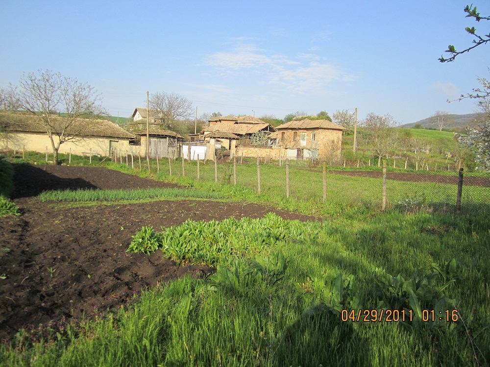 Key Features:
.The property is located in center of the village
.Accessible through all season via tarmac road
.Property with 2315 sq.m of land
.Solid house/solid garage
.4 bedrooms
.there is smaler summer kitchen
.water and electricity are connected to mains
.near village is forest