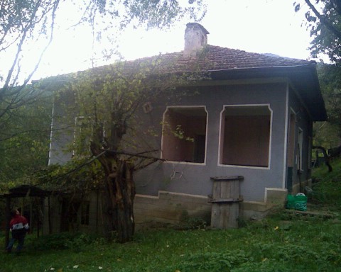 Прадавм къща