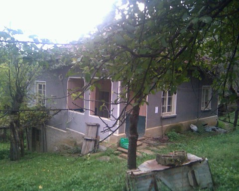 Прадавм къща