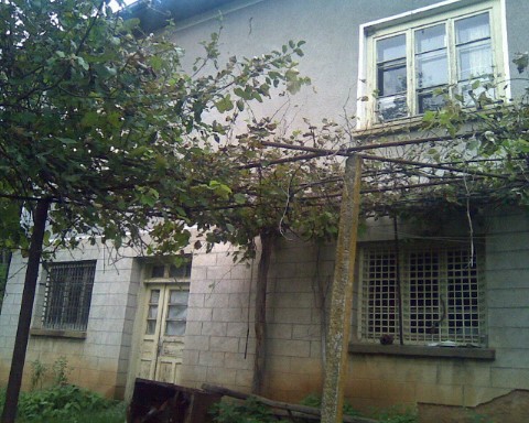 Прадавм къща