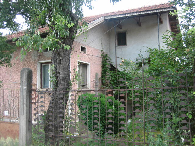 Масивна къща изгодно