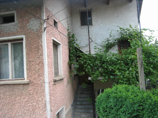 Масивна къща изгодно