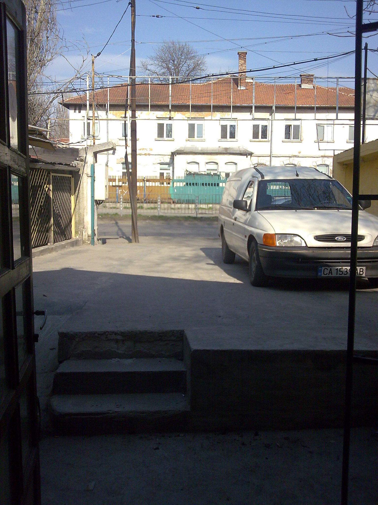 ДАВАМ ПОД НАЕМ ПОМЕЩЕНИЕ С ДВОР В ЦЕНТЪРА