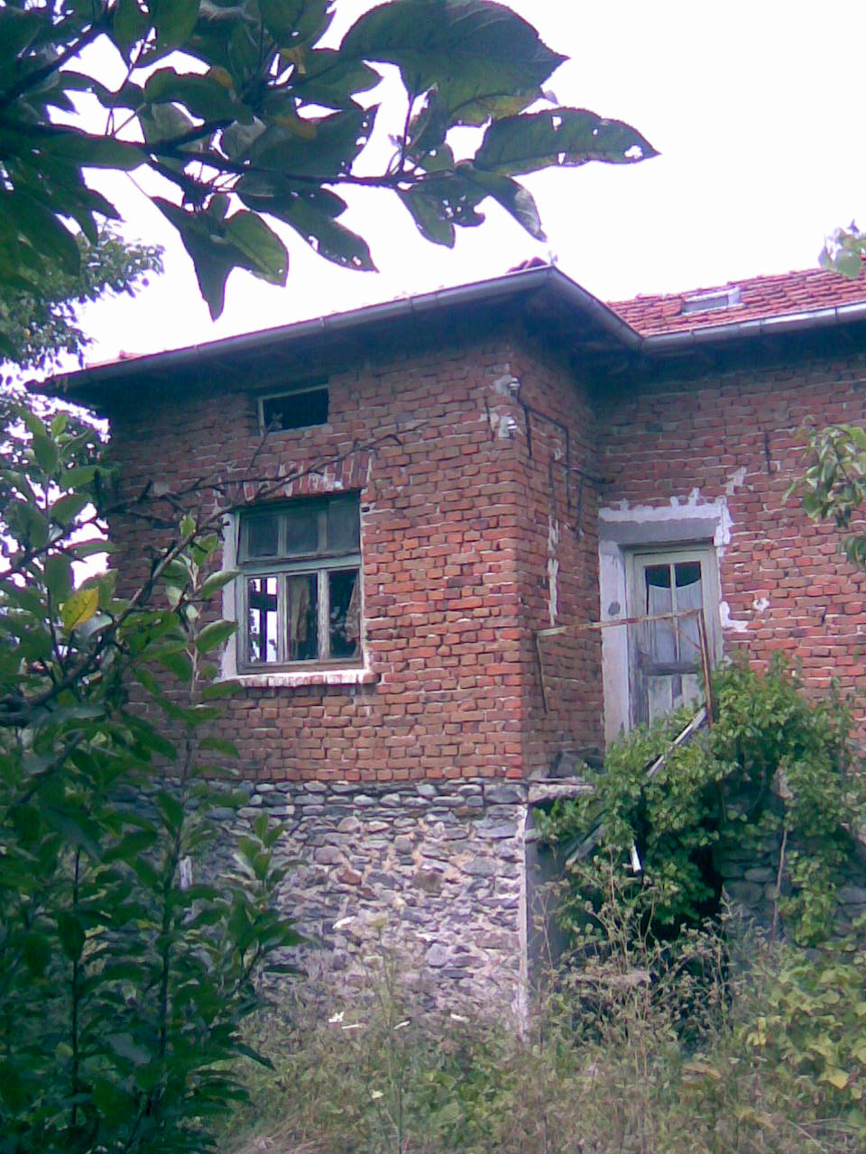 продава къща