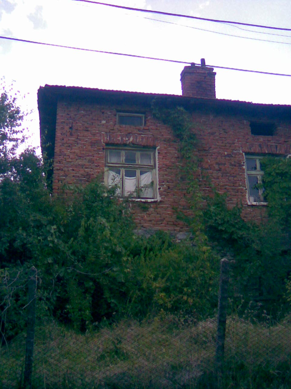 продава къща