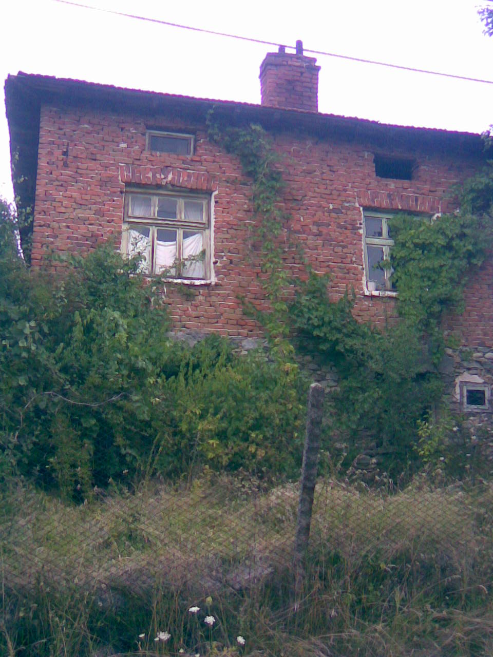 продава къща