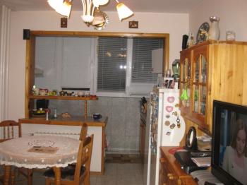 Продава 2-ен, напълно обзаведен, преустроен на тристаен апартамент ,76 кв.м./чиста площ/, таван 28 кв.м., 2 бр.гаражни клетки, мазе 6 кв.м. ЕПК от 1988 г.