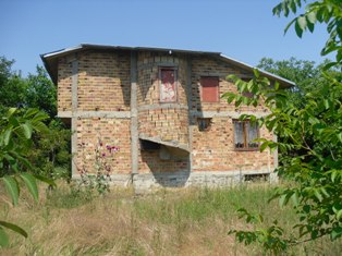 Продава двор с КЪЩА .Местоположение:
 област Стара Загора, с. Средец 
Квадратура двор: 1 170 м2
Квадратура къща: 120 м2
Етаж: 2
Тип строителство: тухла