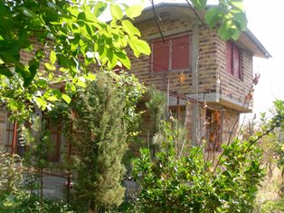 Продава двор с КЪЩА .Местоположение:
 област Стара Загора, с. Средец 
Квадратура двор: 1 170 м2
Квадратура къща: 120 м2
Етаж: 2
Тип строителство: тухла