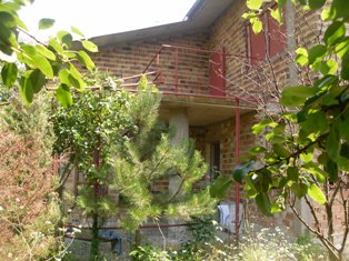 Продава двор с КЪЩА .Местоположение:
 област Стара Загора, с. Средец 
Квадратура двор: 1 170 м2
Квадратура къща: 120 м2
Етаж: 2
Тип строителство: тухла