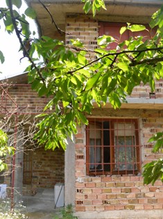 Продава двор с КЪЩА .Местоположение:
 област Стара Загора, с. Средец 
Квадратура двор: 1 170 м2
Квадратура къща: 120 м2
Етаж: 2
Тип строителство: тухла