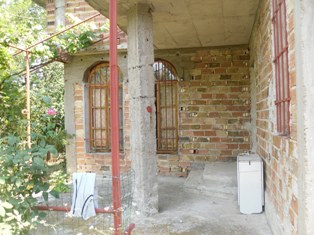Продава двор с КЪЩА .Местоположение:
 област Стара Загора, с. Средец 
Квадратура двор: 1 170 м2
Квадратура къща: 120 м2
Етаж: 2
Тип строителство: тухла