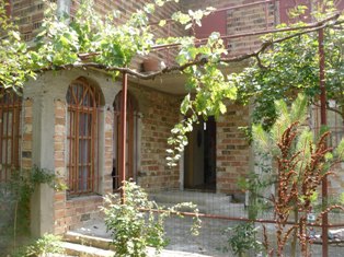 Продава двор с КЪЩА .Местоположение:
 област Стара Загора, с. Средец 
Квадратура двор: 1 170 м2
Квадратура къща: 120 м2
Етаж: 2
Тип строителство: тухла