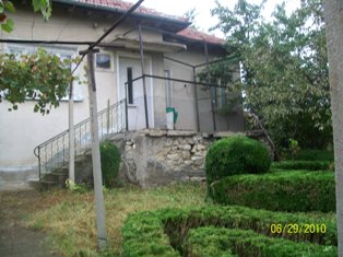 Sale- house with garden 1000sq and well(drill excavated) in Pordim.