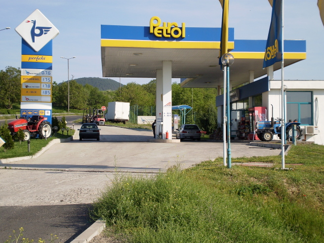 Бензиностонция и газостанция работещи