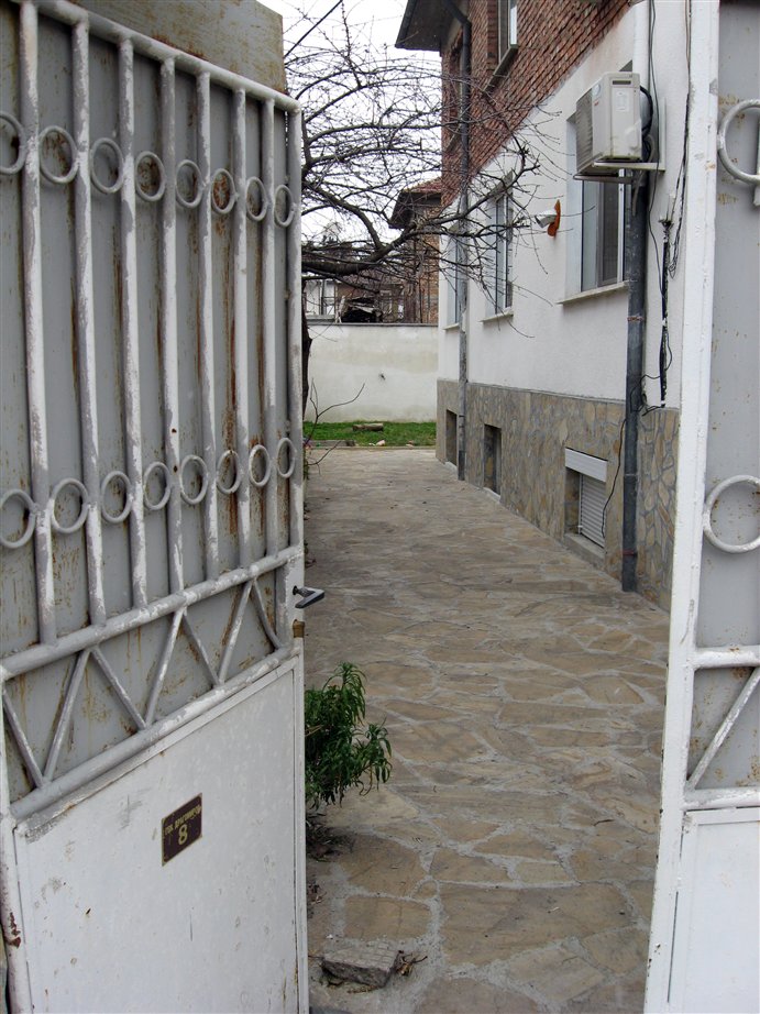 Продавам  ( или заменям за панелен / тухлен апартамент ) атрактивен първи етаж от двуетажна къща с двор в Стара Загора. 39 500 евро