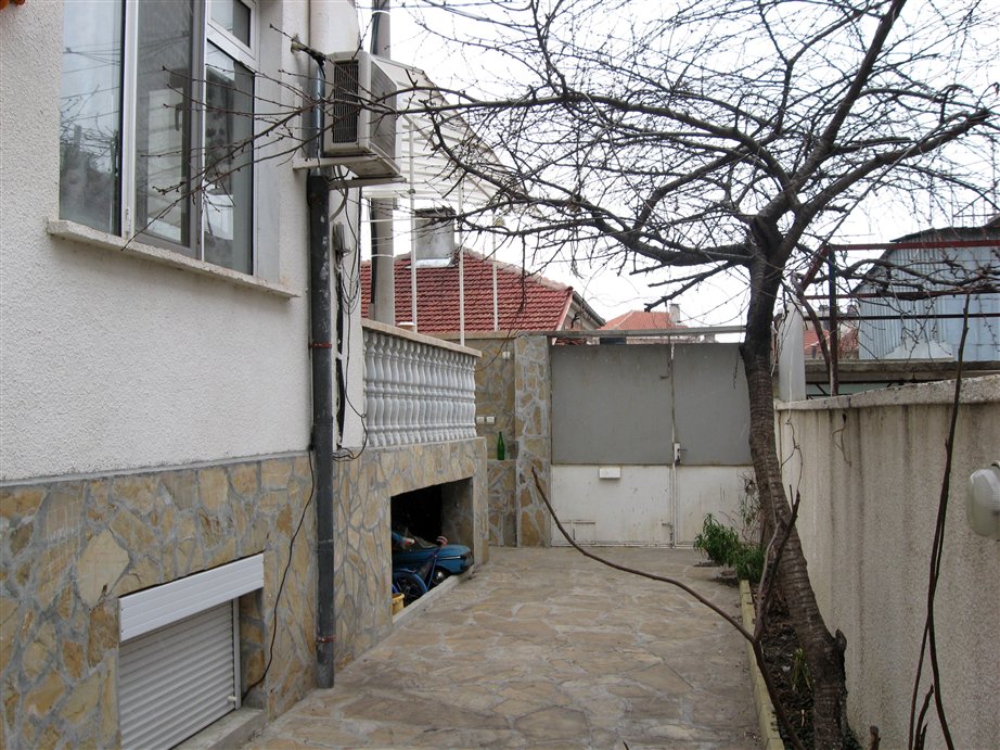 Продавам  ( или заменям за панелен / тухлен апартамент ) атрактивен първи етаж от двуетажна къща с двор в Стара Загора. 39 500 евро