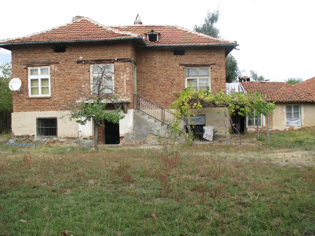 Къща с двор в с.Боерица.