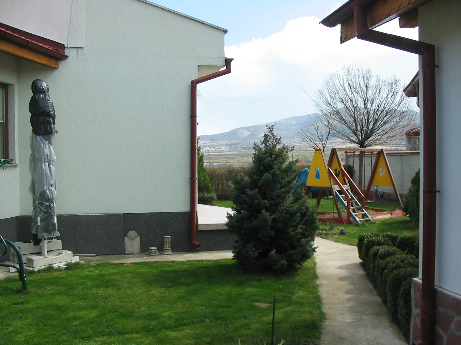 Къща с параклис /енергия и простор/ в полето, с гледка към Родопите, на 10 км. от Пловдив