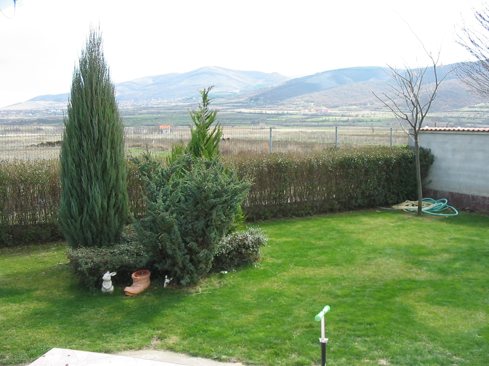 Къща с параклис /енергия и простор/ в полето, с гледка към Родопите, на 10 км. от Пловдив
