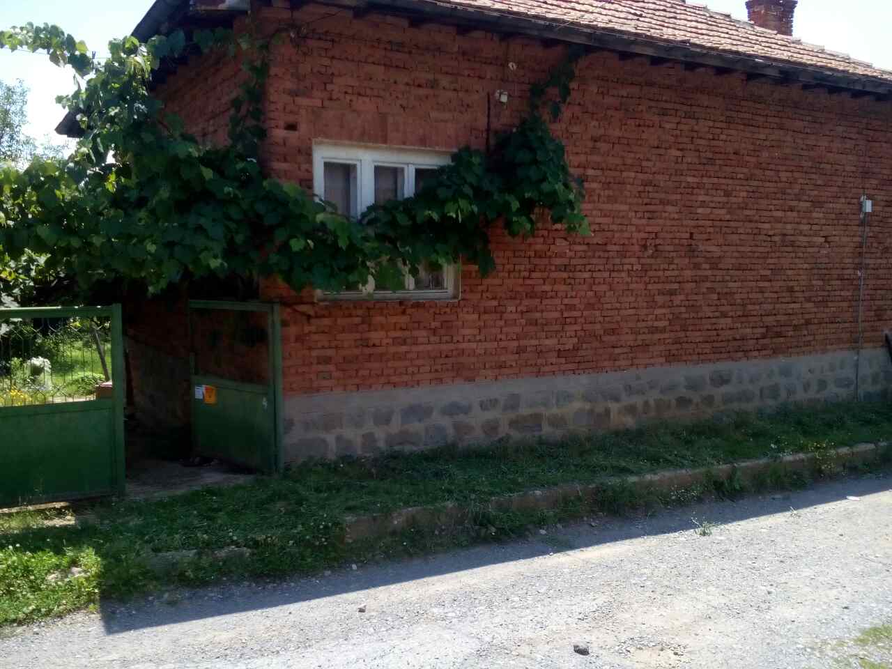 Продава се къща в центъра на село Чавдар-Софийско