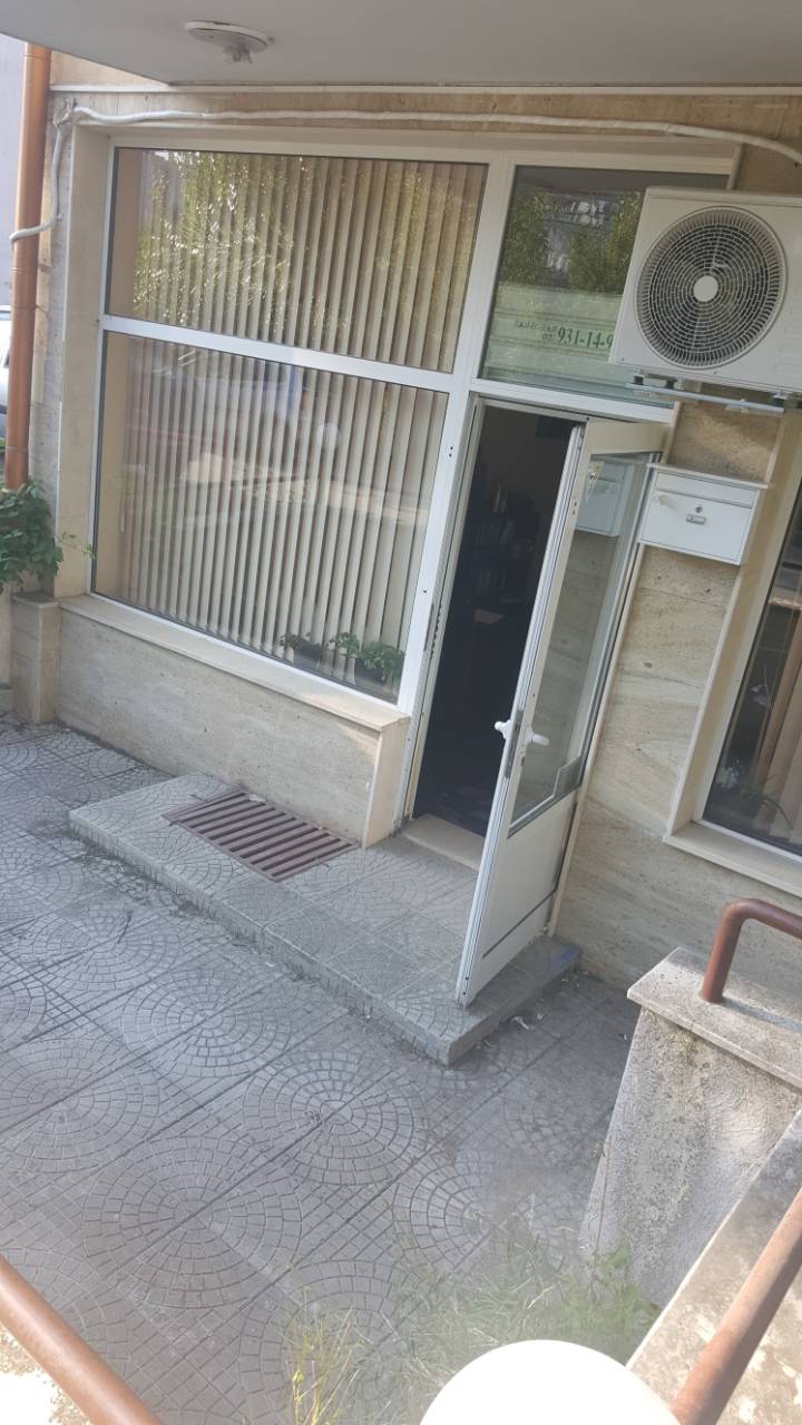 Отдавам под наем обзаведен офис на партерен етаж.