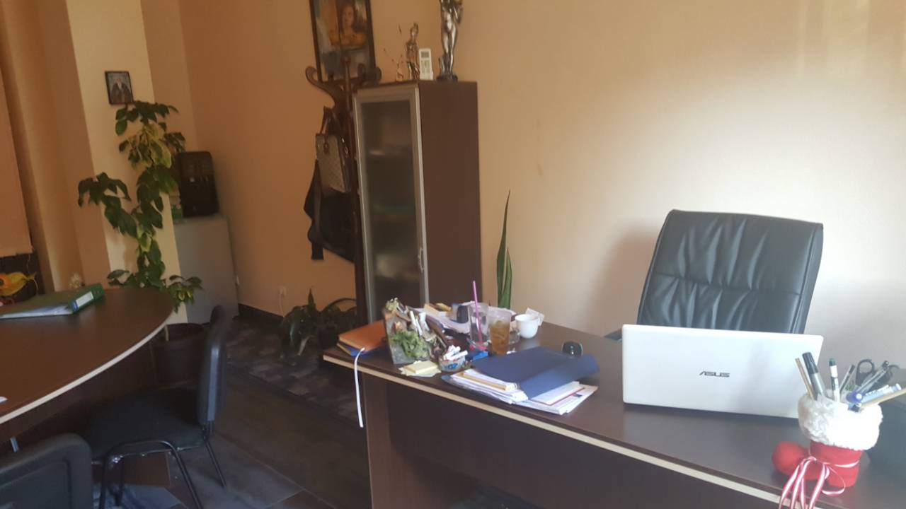 Отдавам под наем обзаведен офис на партерен етаж.