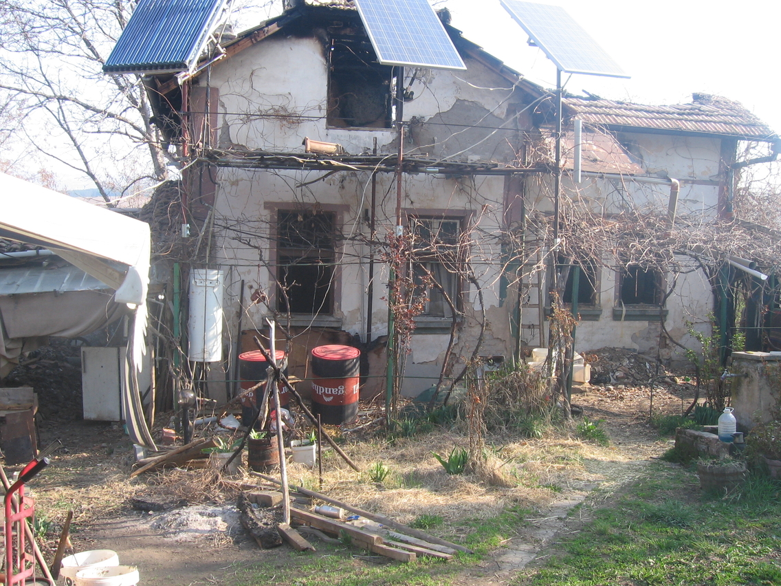 Парцел с къща