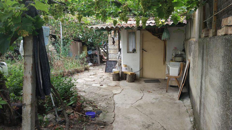Селски имот в близост до плажовете на Камчия
