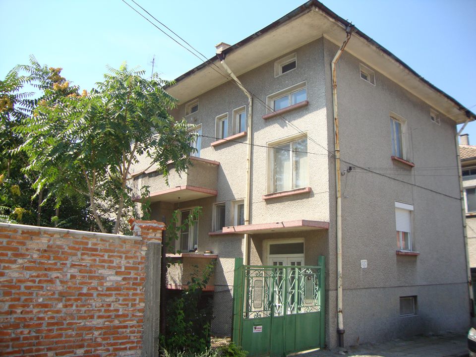 Продава етаж от къща в град Чирпан, област Стара Загора - 20 500 EUR, 400 кв.м.