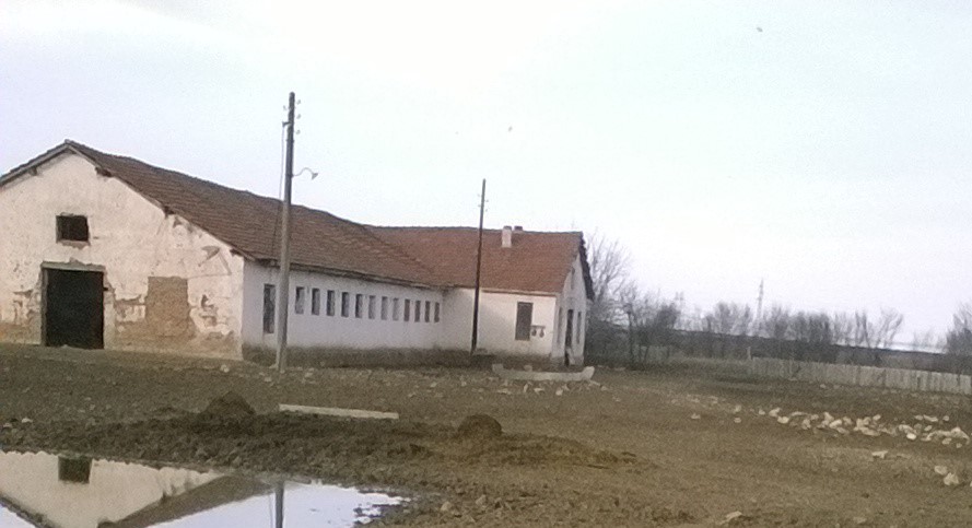 Продава Селскостопански двор и земя в село Чомаковци, област Плевен
